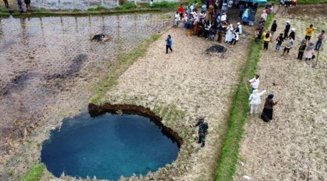 Lubang Raksasa Muncul di Tengah Sawah, Ribuan Orang Rela Antre Ambil Airnya—Apa yang Sebenarnya Terjadi di Limapuluh Kota?
